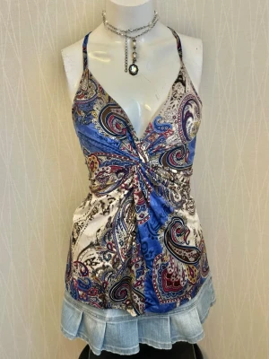 Mönstrad omlottopp med volangkant - Mönstrad omlottopp med volangkant