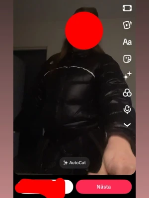 Svart pufferjacka från The North Face - Snygg svart pufferjacka från The North Face med vit logga på ryggen och reflekterande detalj över bröstet. Jackan har huva och är tillverkad i glansigt material som ger en modern look. Perfekt för kalla vinterdagar.