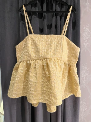 Pupelumtop top - Gul pupelumtop i Stl S. Aldrig använd. 