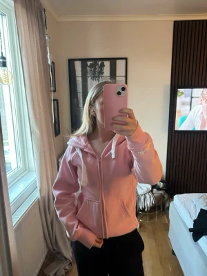 Rosa kofta från russemerch - En rosa kofta i storlek xs från russemerch, i bra skick 