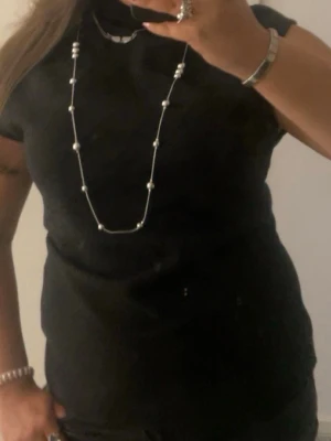 Berry iconic halsband från Ioaku - Säljer ett långt halsband ifrån Ioaku. Perfekt accessoar för dig som vill pigga upp din outfit med något lite extra men snyggt 🐚🫐