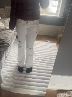Vita jeans - Vita jeans med hål från Gina 14+ 