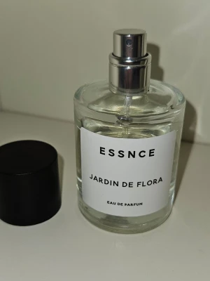 Jardin de Flora - Essnce  - Parfym från Essnce i härlig vårdoften Jardin de Flora.   Se bild för mängd.    Skickas i en orginalkartong 💕