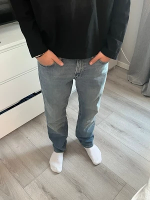 Ljusblåa jeans Jack & Jones  - Ljusblåa jeans från Jack & Jones i modellen regular/clark. Storlek 31/30. Köptes nya för cirka 800 kr och är knappt använda.