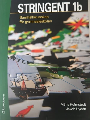 STRINGENT 1b Samhällskunskap bok, (Tryckt + Digital) - STRINGENT 1b är en kursbok i samhällskunskap för gymnasieskolan, skriven av Måns Holmstedt och Jakob Hydén. Nypris 450kr