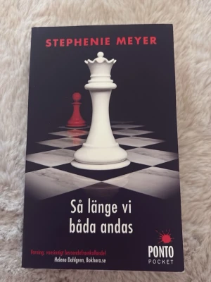 Så länge vi båda andas pocket - Säljer en del av bokserien twilight så länge vi båda andas. Svensk text. Perfekt till dig som älskar vampyrer, kärlek och drama. 