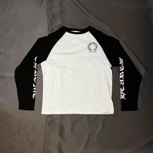 Chrome Hearts långärmad t-shirt - Snygg långärmad t-shirt från Chrome Hearts med svartvita kontraster. Priset är ej hugget i sten så skäms ej vid funderingar 