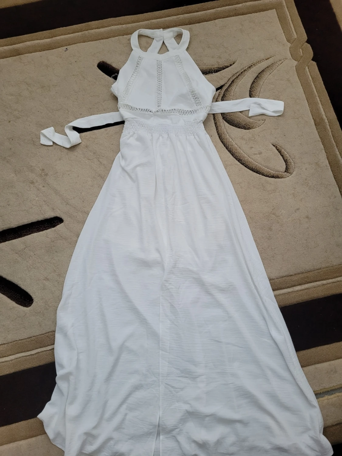 Vit långklänning med spetsdetaljer - 2