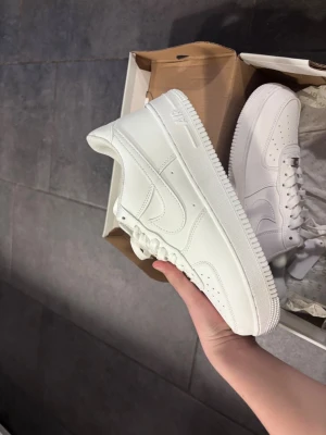 Vita skor - Vita skor storlek 41, helt nya med box o allt med.