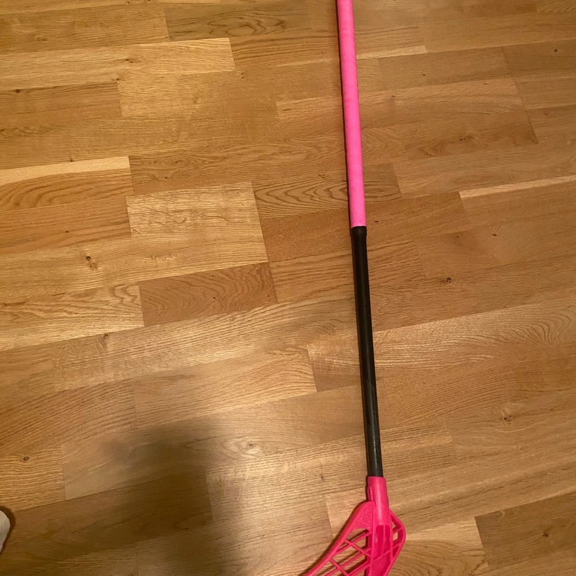 Innebandyklubba med rosa blad