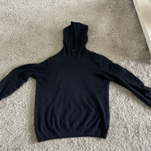 Oscar Jacobson Kashmir hoodie - Säljer min mörkblå kashmir Hoodie, storlek S, nypris 1599kr och skicket är 9,5/10! Perfekt nu till våren🤩
