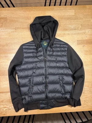 Ralph Lauren Cardigan  - Säljer en rkt fet svart Ralph lauren cardigan som är sällsynt och väldigt svår att få tag på. Str. S, kan även passa till M. Jackan har några mindre skavanker, annars bra skick. Perfekt inför våren och sommaren! Pris går att diskutera. Hör av er vid minsta lilla fundering!