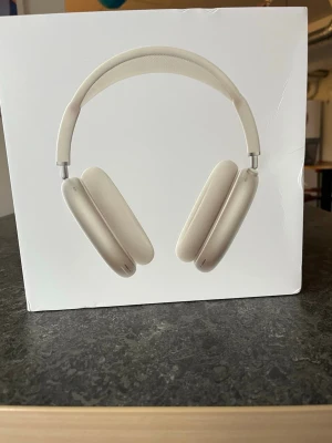 Apple AirPods Max  - Snygga AirPods Max från Apple i . Over-ear design med mjuka öronkuddar och justerbart huvudband i mesh för extra komfort. Tillverkade i aluminium och textilmaterial, perfekt för dig som vill ha grymt ljud och modern design.