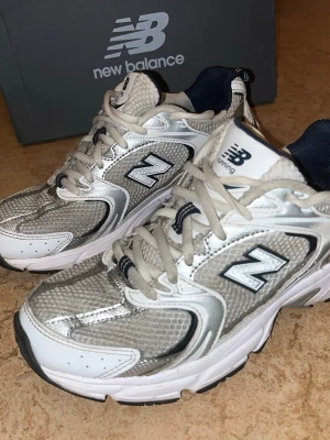 Säljer ett par skor som inte kommer till användning  - Säljer skor som inte kommer till användning defekter nämns i bilden, de har funnits ett litet hål men den är ihopsydd! Lådan kommer med köpet. Öppet för prisförslag!