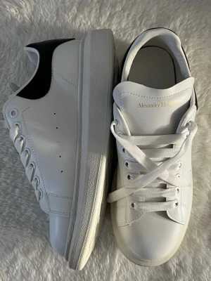 Vita Alexander McQueen sneakers - Stilrena vita sneakers från Alexander McQueen Perfekta för dig som gillar en clean och modern look. Helt nya 