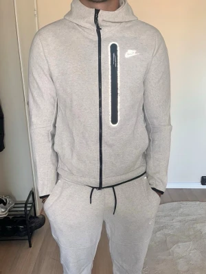 Beige tracksuit  från Nike - Säljer en beige tracksuit från Nike i nyskick