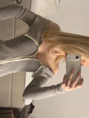 Zara tröja - Off shoulder tröja från Zara med dragkedja! Knappt använd i strl S. Dragkedjan kan vara något trög men fungerar. Skriv vid frågor! 