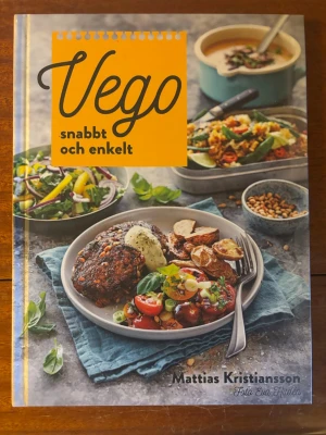 Vego snabbt och enkelt - En inspirerande kokbok av Mattias Kristiansson med fokus på snabba och enkla vegetariska recept. Boken har hårda pärmar med färgstarka matbilder och tydlig layout. Perfekt för dig som vill laga god vegomat utan krångel.