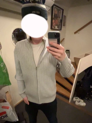 Ljusgrå ribbstickad ziptröja - Tjena! Säljer nu min ljusgråa ziptröja då jag fick den i julklapp och aldrig använd, tröjan är i storlek L, skriv vid minsta fundering 💭 