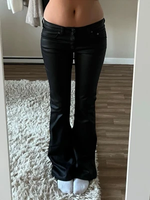 Lågmidjade skinnbyxor - Svarta lågmidjade skinnbyxor från Lager 157. Använda nån enstaka gång så som nya. Nypris 400kr. Långa på mig som är 168cm. Säljer då dom inte kommer till användning. Tryck gärna på köp nu. 