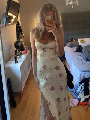 Zara sommarklänning - Säljer denna super fina (midi-ish) klänningen från Zara! Storlek - XS, endast använd en gång på nians bal för år sedan!🤍