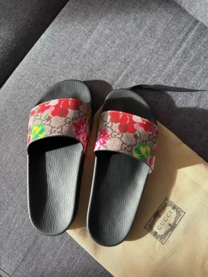 Gucci flip flops - Jätte fina tofflor från Gucci, storlek 39 MEN PASSAR ÄVEN 39.