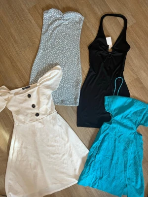 Sommar klänning  - Fyra klänningar i väldigt bra skick. Den svarta har fortfarande prislapp kvar och de två blå har endast varit burna 1 gång. Den svarta och turkosa är i storlek XS och de andra två är i storlek S. Märkena är Koton, H&M, Monki och Boohoo.