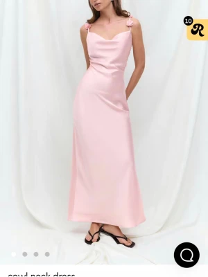 Ljusrosa långklänning med blommiga axelband - endast använd en gång på bröllop, inga tecken på användning 