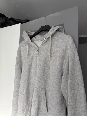 Zip hoodie grå - Grå zip hoodie från weekday
