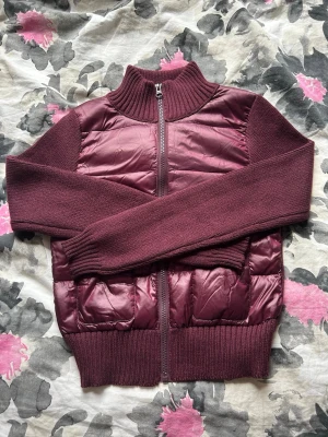 Vinröd pufferjacka från Gina Tricot - jackan är aldrig använd endast testad en gång då den var för liten för mig