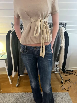 Lågmidjade bootcut jeans från Diesel - Säljer ett par skitsnygga lågmidjade bootcut jeans från diesel. Jeansen har lite små defekter som inte syns när man har på sig dom!  Dom passar mig som är 165cm lång💘 Skriv om du har några frågor om mer exakta mått. Pris kan diskuteras💓💓🥰