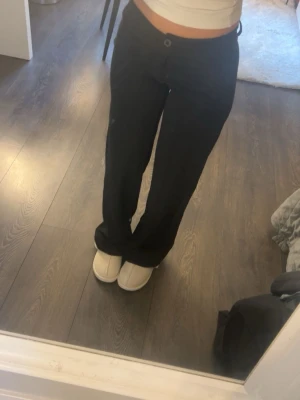 Svarta low waist kostymbyxor bootcut - Säljer ett par svarta low waist kostymbyxor med bootcut passform. 