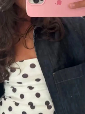 Mörkblå jeansjacka  - Säljer en mörkblå jeansjacka med klassisk passform och snygga sömdetaljer. Jackan har bröstfickor med lock och knappar framtill. 