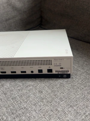 Xbox One S med svart handkontroll - Säljer en vit Xbox One S 500gb på grund av köpt nyare allt funkar som det ska samt handkontrollen                                                                   Pris kan diskuteras vid snabb affär 
