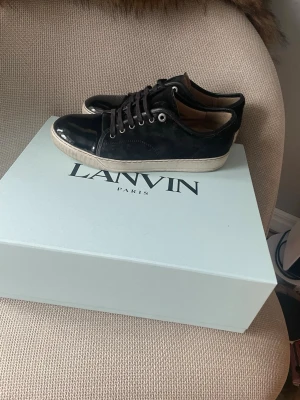 Lanvin cap toe - Hej, säljer mina lanvins nu då dem börjar bli för små. Den är köpte på NK för 5200kr och har kvitto, box m.m. Storlek UK 7 vilket är ungefär 43-44. Dem är Gennerelt i helt okej skick förutom att ena skon har en skada på sulan (se på sista bilden) Hör av er vid frågor eller funderingar👍 pris är inte hugget i sten🤩