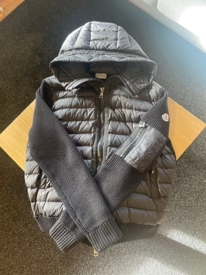 Moncler Cardigan  - Säljer nu denna sjukt fräscha Moncler Cardigan som är perfekt nu till våren/sommaren i storlek L som passar M-L / Runt 180cm | Skick: 8/10 - luktar lite parfym | Pris: Endast 1299kr - Skriv vid intresse ✍🏻