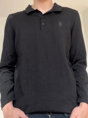 Burberry Pike Långärmad Svart - Säljer en sjysst långärmad piké från burberry i helsvart färg och bra skick | Legit checkad av Vestiaire Collective | Skirv gärna vid minsta fundering 🙌