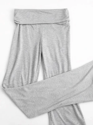 Grå mjuka leggings med bred midja - Snygga grå leggings i mjukt och stretchigt material med bred, vikt linning för extra komfort. Perfekta för en avslappnad och trendig look. Passar till både oversized tröjor och crop tops.