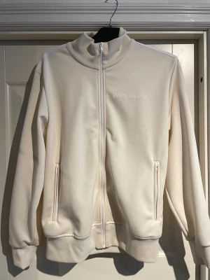 Palm angels biege track top  - Använd under 5 gånger och säljer då de inte är min stil längre. Tag finns med och Palm angels plast påse‼️