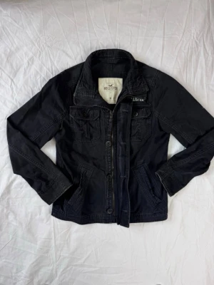 Svart Hollister Fieldjacka - Säljer nu en Svart Hollister Fieldjacka🧥                                                              Storlek: M, Skick: 9/10, Skriv vid minsta fråga, Fraktar alltid inom 24h efter köp📦