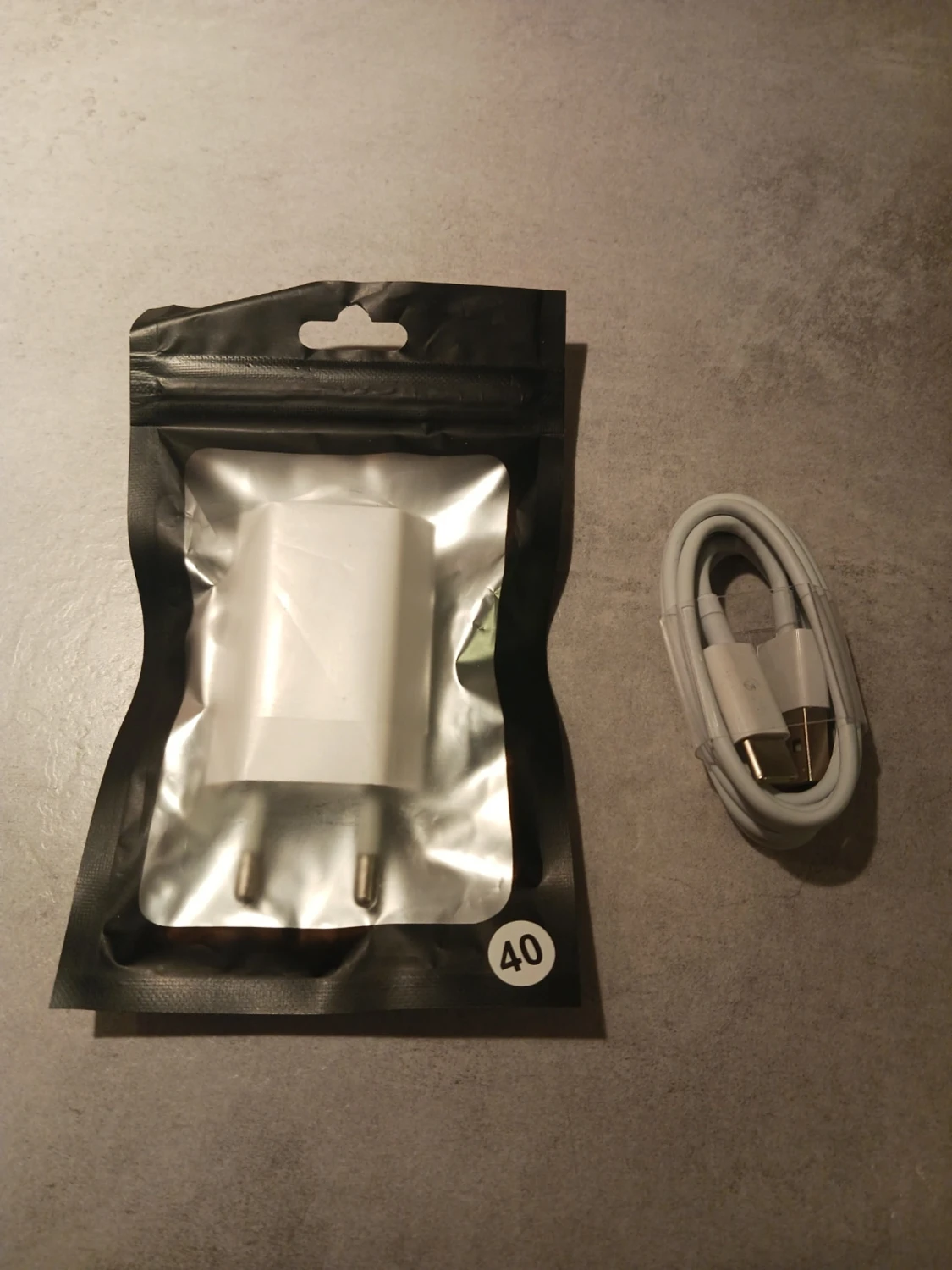 Vit USB-laddare med kabel - 3