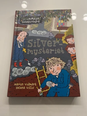 Silvermysteriet av Widmark & Willis - En bok i serien LasseMajas Detektivbyrå, skriven av Martin Widmark och illustrerad av Helena Willis. På första sidan har jag skrivit mitt namn men har försökt att sudda bort det. 