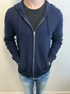 Sayless zip hoodie  - Tja, säljer denna tvärfeta sayless kashmir zip hoodien i mycket fint skick med inga defekter! Rabatt vid köp av flera varor🙌hör av er vid fler frågor🤝