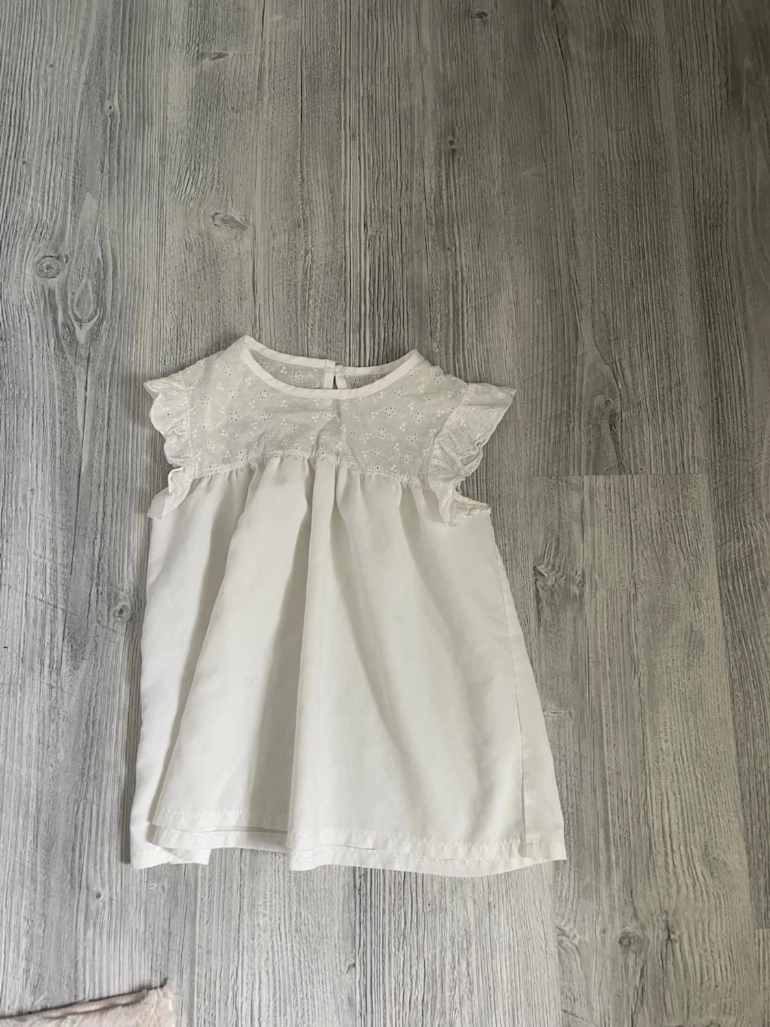 Vit blus med spetsdetaljer - 1