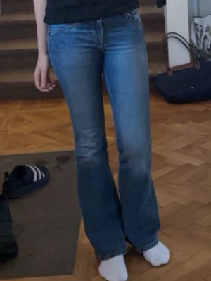 Low waist jeans  - Low waist jeans från hm. Nästintill nyskick! Framfickorna är endast decor. Bild 3 är bara för att visa modellen, färgen ser ni på de andra bilderna🥰. Ganska små i storleken. Säljer då de är för små för mig i midjan! 