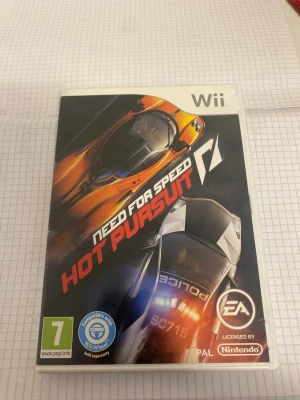Need for Speed Hot Pursuit Wii - Need for Speed Hot Pursuit till Nintendo Wii är ett racingspel där du kan köra snabba bilar och tävla mot polisen eller dina vänner. Omslaget är svart med en orange sportbil och en polisbil i fart. Spelet är licensierat av Nintendo och har PEGI 7.