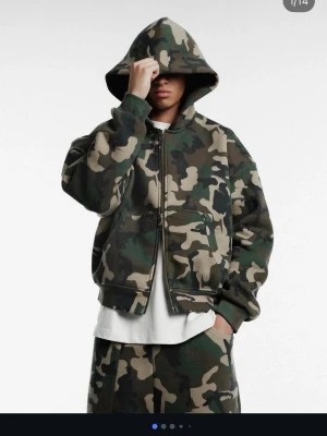 Sweats camo hoodie - Sweats camouflagemönstrad hoodie med dragkedja framtill och huva. Inprincip ny! 