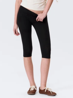 Trendiga Capribyxor - Säljer dessa slutsålda trendiga svarta capribyxorna  från Monki. De har en enkel design. Perfekta för dig som vill ha en basic, lyxig och bekväm look. Storlek L men skulle säga att de sitter mer som en mindre M. Helt nya och ligger fortfarande i förpackning. Säljes då det är fel storlek💗