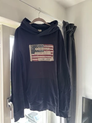 Mörkblå hoodie från Ralph Lauren - Snygg mörkblå hoodie från Ralph Lauren och bra längd i armarna!