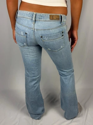 Superfina lågmidjade jeans - Såå fina lågmidjade bootcut jeans | Storlek 28/32 | Nya med lapparna kvar! | Jag är 168cm lång och väger 60kg | Mått: Ytterbenslängd: 103cm. Midjebredd: 39cm. Lårbredd: 27cm. Fotöppning: 23cm. Kontakta mig vid fler frågor eller funderingar!💗